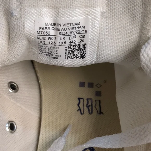 Converse Chuck Taylor All Star Low Top Sneakers. - Picture 2 of 16